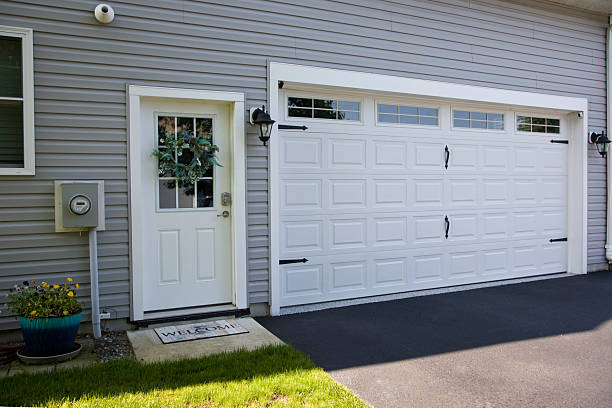 24/7 Emergency Garage Door Panel Replacement experts in Taft Heights, CA